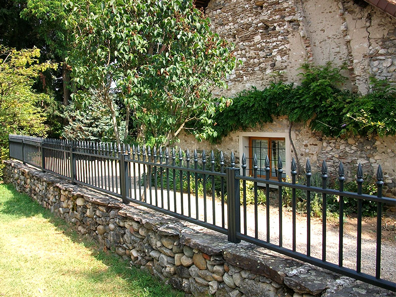 installation fabrication sur mesure barreaudages fenetres et clotures jardin Savoie